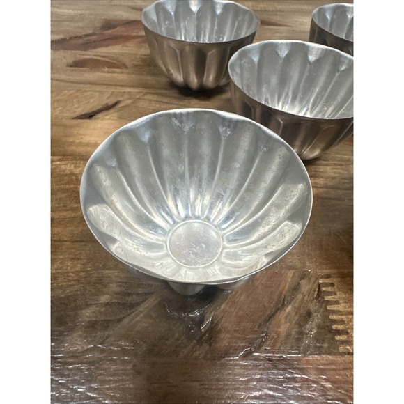 Vintage Set of 5 Fluted Aluminum Dessert Gelatin Molds Cottage Chic Kitchen Deco - Picture 3 of 8